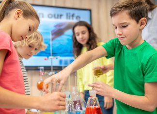 michalina-uniwersytet rozwoju - pokazy naukowe dla dzieci.jpg