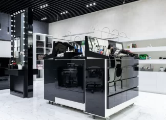 Jak zaprojektować ekspozycję produktów premium, by przyciągała wzrok 270-jak-zaprojektowac-ekspozycje-produktow-premium-by-przyciagal.webp